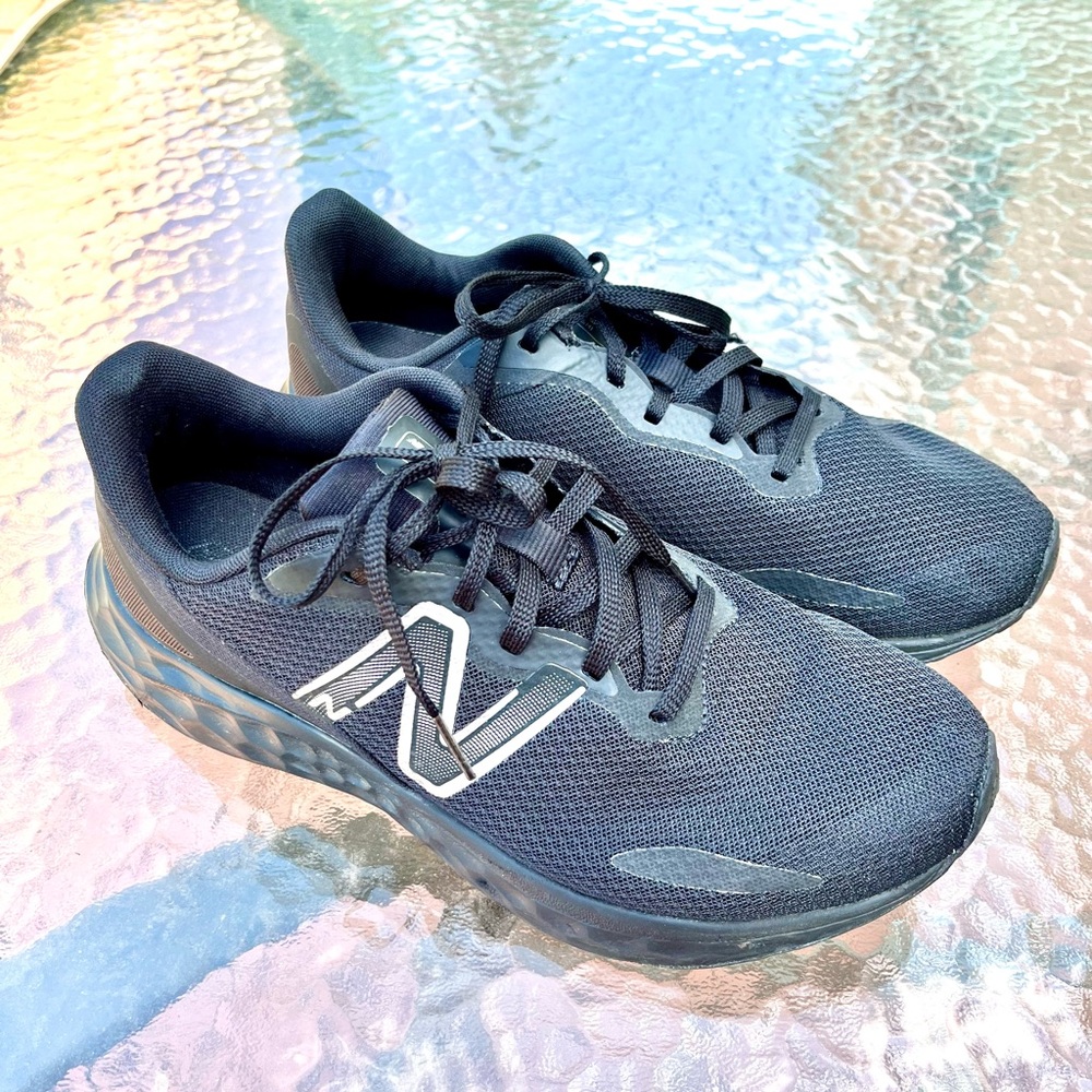 New Balance Men's Black Athletic Shoes Size 9 1/2 - Picture 2 of 9